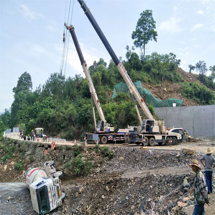 三台汽车掉沟里叫吊车救援要多少钱