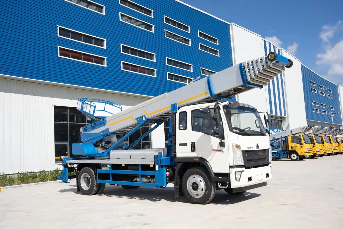 三台出租云梯车高空作业车 建筑垃圾搬运